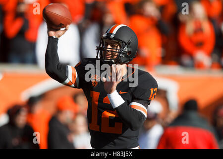 4 dicembre 2010; Corvallis, OR, USA; il quarterback degli Oregon State Beavers Ryan Katz (12) si scalda prima della partita contro gli Oregon Ducks al Reser Stadium. Foto Stock