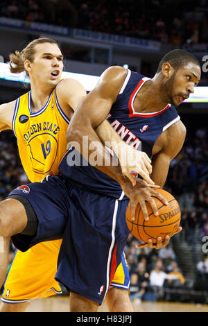 Febbraio 25, 2011; Oakland, CA, Stati Uniti d'America; Atlanta Hawks center Al Horford (15) afferra un rimbalzo dai Golden State Warriors center Louis Amundson (19) durante il secondo trimestre in Oracle Arena. Foto Stock