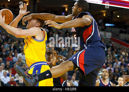 Febbraio 25, 2011; Oakland, CA, Stati Uniti d'America; Atlanta Hawks center Al Horford (15) blocchi un colpo da Golden State Warriors centre David Lee (10) durante il terzo trimestre a Oracle Arena. Atlanta ha sconfitto il Golden State 95-79. Foto Stock