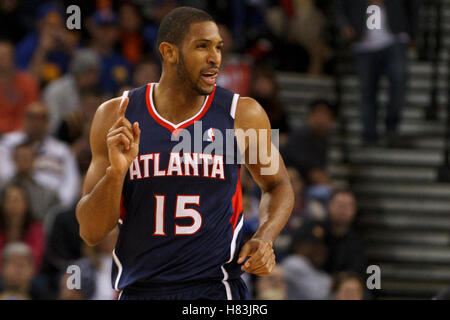 Febbraio 25, 2011; Oakland, CA, Stati Uniti d'America; Atlanta Hawks center al horford (15) festeggia dopo aver apportato un cesto contro la golden state warriors durante il terzo trimestre a oracle arena. atlanta ha sconfitto il golden state 95-79. Foto Stock