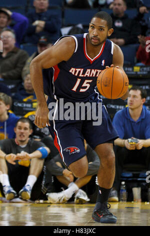 Febbraio 25, 2011; Oakland, CA, Stati Uniti d'America; Atlanta Hawks center Al Horford (15) dribbling fino corte contro la Golden State Warriors durante il quarto trimestre a Oracle Arena. Atlanta ha sconfitto il Golden State 95-79. Foto Stock