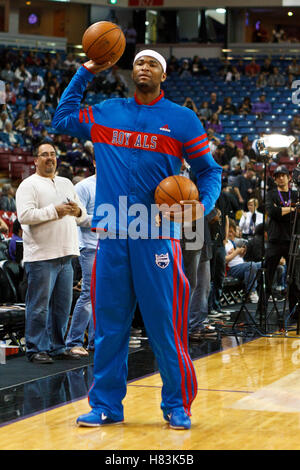 14 marzo 2011; Sacramento, CA, Stati Uniti; l'attaccante dei Sacramento Kings DeMarcus Cousins (15) si scalda prima della partita contro i Golden State Warriors al Power Balance Pavilion. Foto Stock