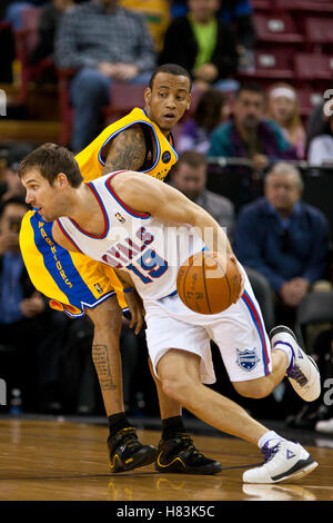 Marzo 14, 2011; Sacramento, CA, Stati Uniti d'America; Sacramento Kings Point guard Beno Udrih (19) dribbling passato Golden State Warriors guardia di tiro Monta Ellis (retro) durante il primo trimestre al Power Balance Pavilion. Foto Stock