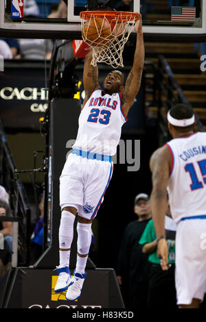 Marzo 14, 2011; Sacramento, CA, Stati Uniti d'America; Sacramento Kings guard Marcus Thornton (23) schiacciate contro la Golden State Warriors durante il primo trimestre al Power Balance Pavilion. Foto Stock