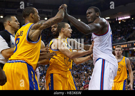 Marzo 14, 2011; Sacramento, CA, Stati Uniti d'America; i Sacramento Kings center Samuel Dalembert (destra) spinge il Golden State Warriors guardia di tiro Monta Ellis (sinistra) dopo un fallo durante il secondo trimestre al Power Balance Pavilion. Foto Stock