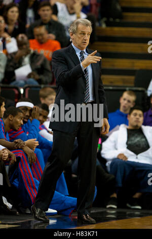 Marzo 14, 2011; Sacramento, CA, Stati Uniti d'America; Sacramento Kings head coach Paul Westphal sugli spalti contro la Golden State Warriors durante il terzo trimestre al Power Balance Pavilion. Sacramento ha sconfitto il Golden State 129-119. Foto Stock