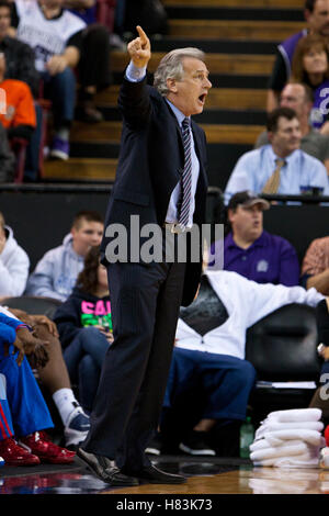 Marzo 14, 2011; Sacramento, CA, Stati Uniti d'America; Sacramento Kings head coach Paul Westphal sugli spalti contro la Golden State Warriors durante il terzo trimestre al Power Balance Pavilion. Sacramento ha sconfitto il Golden State 129-119. Foto Stock