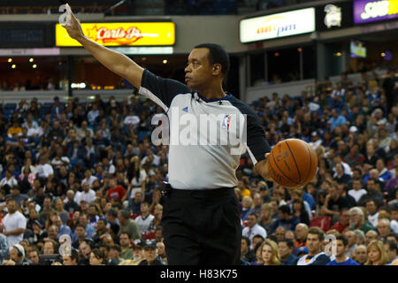 Marzo 14, 2011; Sacramento, CA, Stati Uniti d'America; arbitro NBA Curtis Blair (74)durante il secondo trimestre tra i Sacramento Kings e la Golden State Warriors al Power Balance Pavilion. Sacramento ha sconfitto il Golden State 129-119. Foto Stock