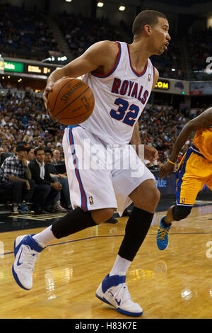 Marzo 14, 2011; Sacramento, CA, Stati Uniti d'America; Sacramento Kings guardia di tiro Francisco Garcia (32) dribbling la sfera contro la Golden State Warriors durante il terzo trimestre al Power Balance Pavilion. Sacramento ha sconfitto il Golden State 129-119. Foto Stock