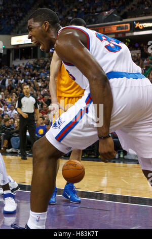 Marzo 14, 2011; Sacramento, CA, Stati Uniti d'America; i Sacramento Kings center Jason Thompson (34) celebra dopo dunking contro la Golden State Warriors durante il quarto trimestre al Power Balance Pavilion. Sacramento ha sconfitto il Golden State 129-119. Foto Stock