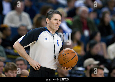 10 aprile 2011; Oakland, CA, Stati Uniti; l'arbitro NBA Scott Foster (48) prima della partita tra i Golden State Warriors e i Sacramento Kings alla Oracle Arena. Sacramento sconfisse il Golden State 104-103. Foto Stock