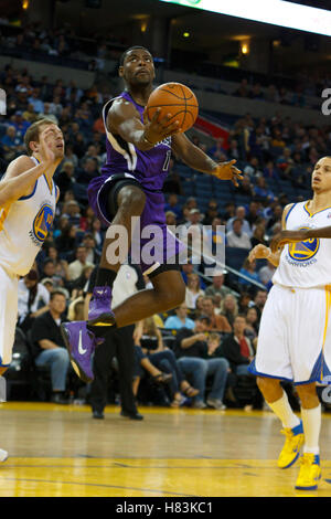 Aprile 10, 2011; Oakland, CA, Stati Uniti d'America; sacramento kings point guard tireke Evans (13) spara contro la golden state warriors durante il primo trimestre a oracle arena. Foto Stock