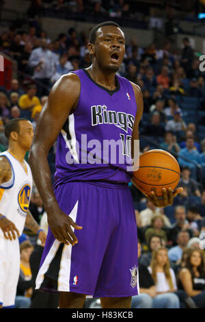 10 aprile 2011; Oakland, CA, Stati Uniti; il centro dei Sacramento Kings Samuel Dalembert (10) festeggia dopo una partita contro i Golden State Warriors durante il primo quarto all'Oracle Arena. Foto Stock