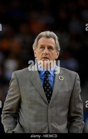 Aprile 10, 2011; Oakland, CA, Stati Uniti d'America; sacramento kings head coach paul westphal sugli spalti contro la golden state warriors durante il primo trimestre a oracle arena. Foto Stock