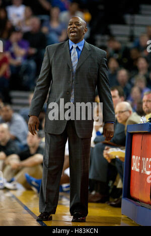 Aprile 10, 2011; Oakland, CA, Stati Uniti d'America; Golden State Warriors head coach Keith Smart sugli spalti contro i Sacramento Kings durante il primo trimestre a Oracle Arena. Foto Stock