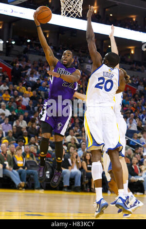 10 aprile 2011; Oakland, CA, Stati Uniti; la guardia dei Sacramento Kings Marcus Thornton (23) spara all'attaccante del potere dei Golden State Warriors Ekpe Udoh (20) durante il primo quarto alla Oracle Arena. Foto Stock