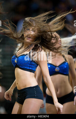 Aprile 10, 2011; Oakland, CA, Stati Uniti d'America; golden state warriors cheerleaders eseguire durante il quarto trimestre contro i Sacramento Kings a oracle arena. sacramento ha sconfitto il golden state 104-103. Foto Stock