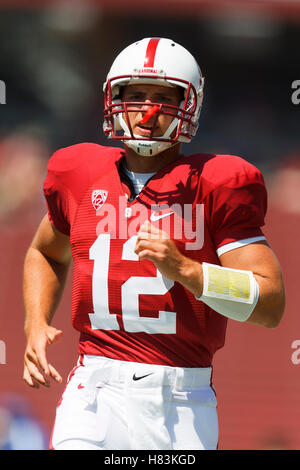 3 settembre 2011; Stanford, CA, Stati Uniti; il quarterback degli Stanford Cardinal Andrew Luck (12) si scalda prima della partita contro i San Jose State Spartans allo Stanford Stadium. Foto Stock