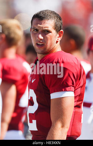 Settembre 3, 2011; Stanford, CA, Stati Uniti d'America; Stanford Cardinale quarterback Andrea Fortuna (12) sorge ai margini durante il secondo trimestre contro il San Jose State Spartans presso la Stanford Stadium. Foto Stock