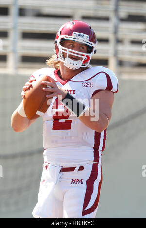 Settembre 24, 2011; San Jose, CA, Stati Uniti d'America; Nuovo Messico membro Aggies quarterback Matt cristiano (2) si riscalda prima della partita contro il San Jose State spartani a Spartan Stadium. Foto Stock