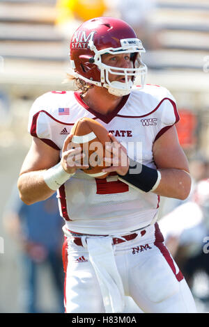 Settembre 24, 2011; San Jose, CA, Stati Uniti d'America; Nuovo Messico membro Aggies quarterback Matt Christian (2) sorge nella tasca contro il San Jose State spartani durante il primo trimestre a Spartan Stadium. Foto Stock