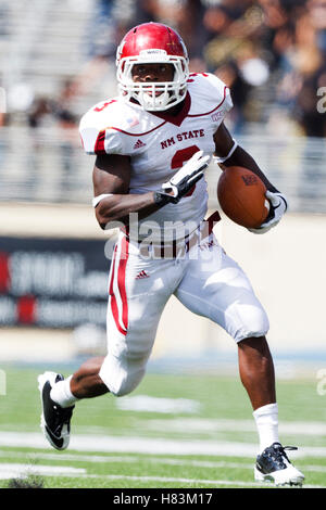 Settembre 24, 2011; San Jose, CA, Stati Uniti d'America; Nuovo Messico membro Aggies running back Kenny Turner (3) si precipita campo contro il San Jose State spartani durante il secondo trimestre a Spartan Stadium. Foto Stock