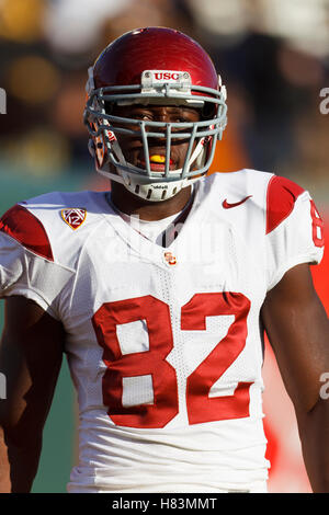 13 ottobre 2011; San Francisco CA, USA; il tight end dei Southern California Trojans Randall Telfer (82) si scalda prima della partita contro i California Golden Bears all'AT&T Park. La California meridionale sconfisse la California 30-9. Foto Stock