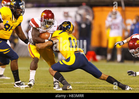 Oct 13, 2011; San Francisco CA, Stati Uniti d'America; California Golden Bears defensive back Sean Cattouse (11) affronta la California del Sud Trojan Horse running back Curtis McNeal (22) durante il secondo trimestre di AT&T Park. Foto Stock