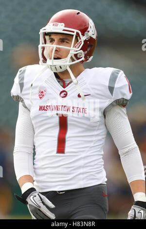 5 novembre 2011; San Francisco CA, USA; il wide receiver dei Washington State Cougars Gino Simone (1) si scalda prima della partita contro i California Golden Bears all'AT&T Park. La California sconfisse lo Stato di Washington 30-7. Foto Stock