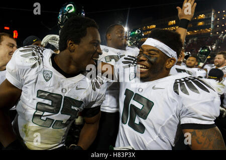 Nov 12, 2011; stanford ca, Stati Uniti d'America; la Oregon Ducks celebrare dopo la partita contro la stanford cardinale presso la stanford stadium. oregon sconfitto stanford 53-30. Foto Stock