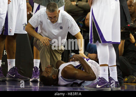 Jan 8, 2012; sacramento, CA, Stati Uniti d'America; sacramento kings point guard tireke evans (fondo) è assistito da personale medico dopo sostenere un pregiudizio durante il secondo trimestre contro gli Orlando Magic a power balance pavilion. Foto Stock