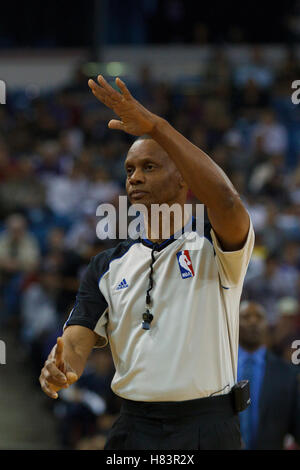 Jan 8, 2012; Sacramento, CA, Stati Uniti d'America; arbitro NBA Michael Smith (38) chiama un tecnico fallo su Orlando Magic center Dwight Howard (non mostrato) durante il terzo trimestre contro i Sacramento Kings a Power Balance Pavilion. Orlando sconfitto Sacramento 104-9 Foto Stock