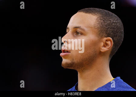 Febbraio 2, 2012; Oakland, CA, Stati Uniti d'America; Golden State Warriors point guard Stephen Curry (30) si riscalda prima della partita contro la Utah Jazz presso Oracle Arena. Golden stato sconfitto Utah 119-101. Foto Stock