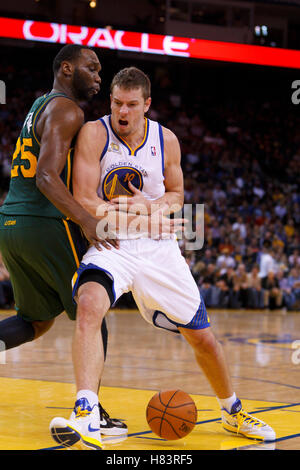 Febbraio 2, 2012; Oakland, CA, Stati Uniti d'America; Utah Jazz center al Jefferson (25) batte la palla lontano da Golden State Warriors avanti potenza David Lee (10) durante il secondo trimestre in Oracle Arena. Foto Stock