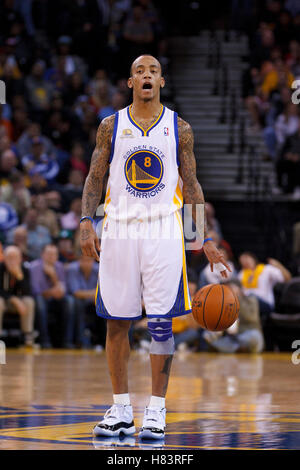 Febbraio 2, 2012; Oakland, CA, Stati Uniti d'America; golden state warriors guardia di tiro monta ellis (8) dribbling la sfera contro la Utah Jazz durante il secondo trimestre in oracle arena. golden stato sconfitto utah 119-101. Foto Stock