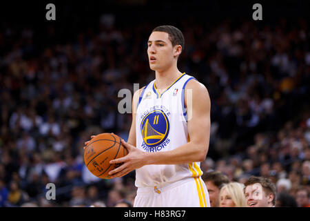 Febbraio 2, 2012; Oakland, CA, Stati Uniti d'America; golden state warriors guard klay Thompson (11) mantiene la sfera contro la Utah Jazz durante il secondo trimestre in oracle arena. golden stato sconfitto utah 119-101. Foto Stock