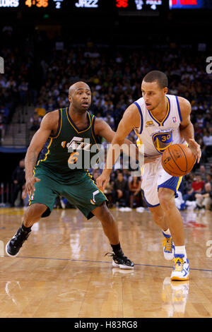 2 febbraio 2012; Oakland, CA, Stati Uniti; la guardia di punto dei Golden State Warriors Stephen Curry (30) supera Jamaal Tinsley (6) durante il secondo quarto alla Oracle Arena. Golden State sconfisse lo Utah 119-101. Foto Stock