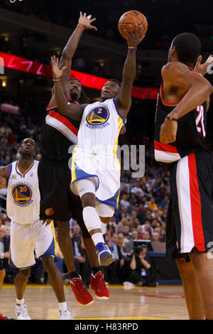 Feb 15, 2012; Oakland, CA, Stati Uniti d'America; Golden State Warriors point guard Nate Robinson (2) spara contro il Portland Trail Blazers durante il quarto trimestre a Oracle Arena. Portland ha sconfitto il Golden State 93-91. Foto Stock