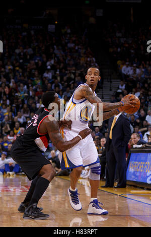 15 febbraio 2012; Oakland, CA, Stati Uniti; La guardia di tiro dei Golden state Warriors Monta Ellis (8) è difesa dalla guardia dei Portland Trail Blazers Wesley Matthews (2) durante il terzo trimestre all'Oracle Arena. Portland ha sconfitto il Golden state 93-91. Foto Stock