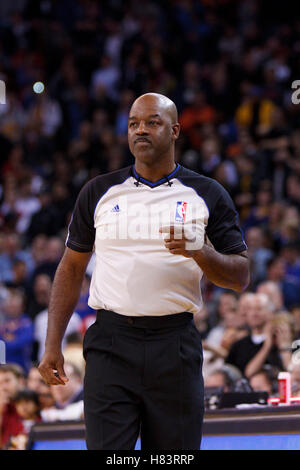 Feb 15, 2012; Oakland, CA, Stati Uniti d'America; arbitro NBA Haywoode Workman (66) durante il quarto trimestre tra la Golden State Warriors e il Portland Trail Blazers a Oracle Arena. Portland ha sconfitto il Golden State 93-91. Foto Stock