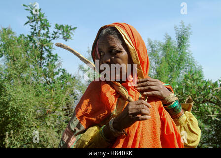 Un vecchio tradizionalmente vestiti donna nel Maharashtra, India Foto Stock