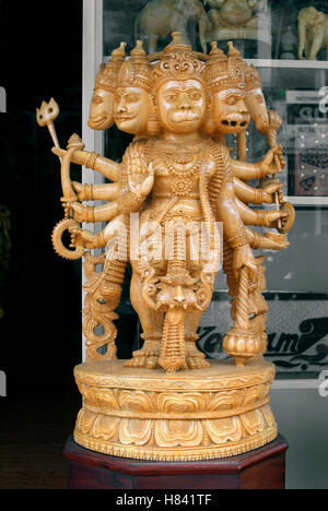 Idolo di Hanuman con cinque facce sul display al di fuori del negozio. Foto Stock