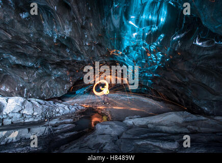 All'interno di grotte di ghiaccio in Islanda Foto Stock