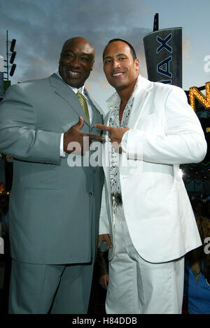 MICHAEL clarke duncan & ROCK IL RE dello SCORPIONE FILM PREM UNIVERSALE CITTÀ DI LOS ANGELES USA 17 Aprile 2002 Foto Stock