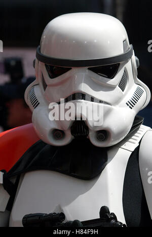 STORMTROOPER STAR WARS L'attacco dei cloni GRUMANN DEL TEATRO CINESE DI HOLLYWOOD LOS ANGELES USA 12 Maggio 2002 Foto Stock