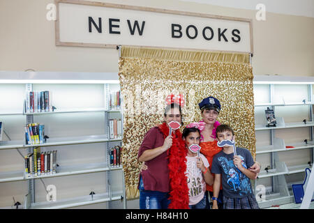 Miami Florida,Hialeah,JFK Library,Health and Literacy Fair,interior Inside,Ispanica Latino etnia immigranti minoritari, famiglie familiari Foto Stock