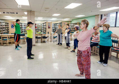 Miami Florida,Hialeah,JFK Library,Health and Literacy Fair,interior Inside,ispanica Latino etnia immigranti minoranza,adulti adulti wom Foto Stock