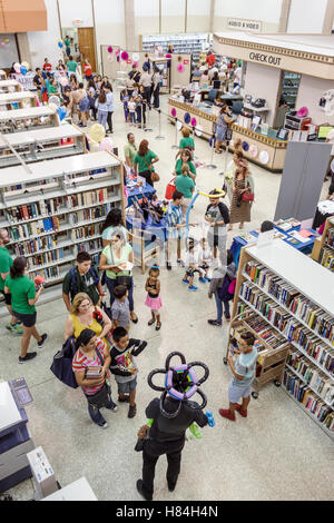 Miami Florida,Hialeah,JFK Library,Health & Literacy Fair,interior Inside,uomo ispanico maschio,balloon artist,twister,modeling,cappello,teen teen teenager Foto Stock