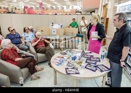 Miami Florida,Hialeah,Biblioteca JFK,Fiera della Salute e dell'alfabetizzazione,interno,pubblico,ascolto,autore poetista locale,parlante,etnia latinoamericana ispanica Foto Stock