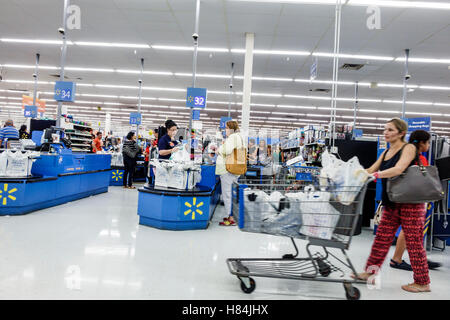 Miami Florida,Walmart Big-Box,interiore all'interno,shopping shopper shopping shopping negozi mercati di mercato di vendita di mercato, negozi al dettaglio buin Foto Stock